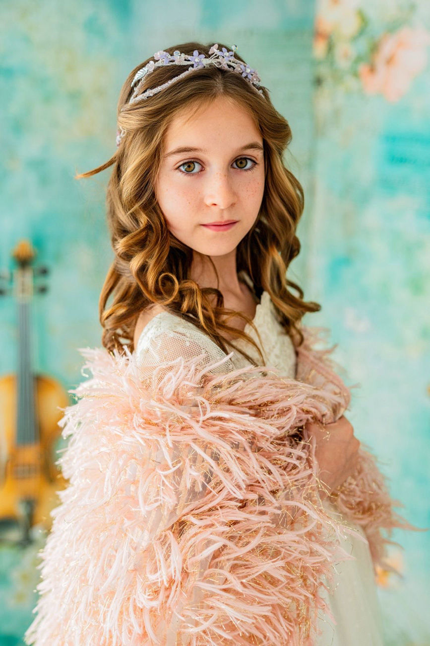 Las sesiones pueden realizarse en estudio o en exteriores, según el estilo que más os guste. En el estudio trabajo con fondos y luz suave para lograr imágenes elegantes y atemporales. En exteriores, aprovecho espacios naturales y urbanos que aportan movimiento, luz y un toque más espontáneo al reportaje.  Cada temporada preparo nuevos escenarios, atrezzo y detalles para que cada reportaje sea único y personalizado. Me adapto al ritmo de cada niño, respetando sus tiempos y su forma de expresarse, para que la sesión sea una experiencia agradable y divertida.  También ofrezco álbumes y productos personalizados, pensados para que tengáis un recuerdo completo y cuidado de esta etapa tan importante. Porque la comunión no es solo un evento, es un recuerdo que acompañará a vuestros hijos durante toda la vida.