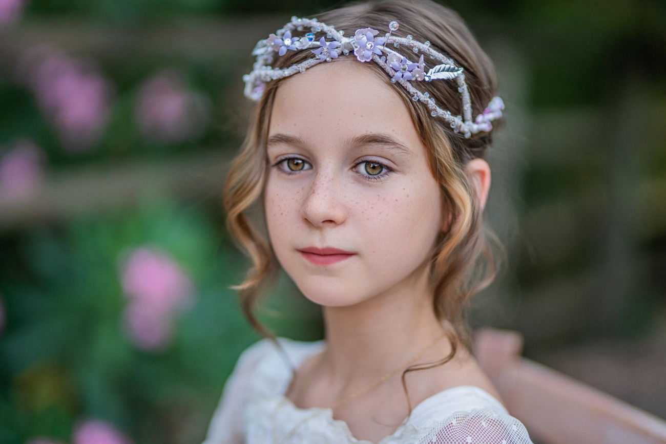 Las sesiones pueden realizarse en estudio o en exteriores, según el estilo que más os guste. En el estudio trabajo con fondos y luz suave para lograr imágenes elegantes y atemporales. En exteriores, aprovecho espacios naturales y urbanos que aportan movimiento, luz y un toque más espontáneo al reportaje.  Cada temporada preparo nuevos escenarios, atrezzo y detalles para que cada reportaje sea único y personalizado. Me adapto al ritmo de cada niño, respetando sus tiempos y su forma de expresarse, para que la sesión sea una experiencia agradable y divertida.  También ofrezco álbumes y productos personalizados, pensados para que tengáis un recuerdo completo y cuidado de esta etapa tan importante. Porque la comunión no es solo un evento, es un recuerdo que acompañará a vuestros hijos durante toda la vida.