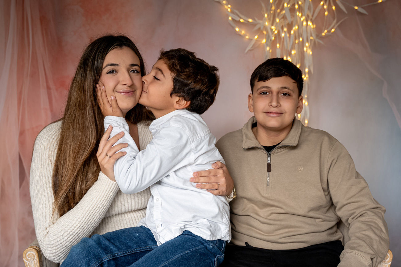 sesion de fotos de embarazada en familia en dos hermanas