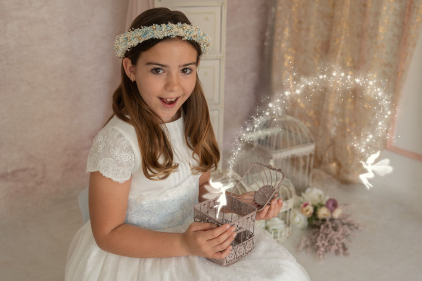 Las sesiones pueden realizarse en estudio o en exteriores, según el estilo que más os guste. En el estudio trabajo con fondos y luz suave para lograr imágenes elegantes y atemporales. En exteriores, aprovecho espacios naturales y urbanos que aportan movimiento, luz y un toque más espontáneo al reportaje.  Cada temporada preparo nuevos escenarios, atrezzo y detalles para que cada reportaje sea único y personalizado. Me adapto al ritmo de cada niño, respetando sus tiempos y su forma de expresarse, para que la sesión sea una experiencia agradable y divertida.  También ofrezco álbumes y productos personalizados, pensados para que tengáis un recuerdo completo y cuidado de esta etapa tan importante. Porque la comunión no es solo un evento, es un recuerdo que acompañará a vuestros hijos durante toda la vida.