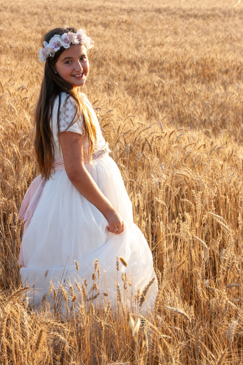 Las sesiones pueden realizarse en estudio o en exteriores, según el estilo que más os guste. En el estudio trabajo con fondos y luz suave para lograr imágenes elegantes y atemporales. En exteriores, aprovecho espacios naturales y urbanos que aportan movimiento, luz y un toque más espontáneo al reportaje.  Cada temporada preparo nuevos escenarios, atrezzo y detalles para que cada reportaje sea único y personalizado. Me adapto al ritmo de cada niño, respetando sus tiempos y su forma de expresarse, para que la sesión sea una experiencia agradable y divertida.  También ofrezco álbumes y productos personalizados, pensados para que tengáis un recuerdo completo y cuidado de esta etapa tan importante. Porque la comunión no es solo un evento, es un recuerdo que acompañará a vuestros hijos durante toda la vida.