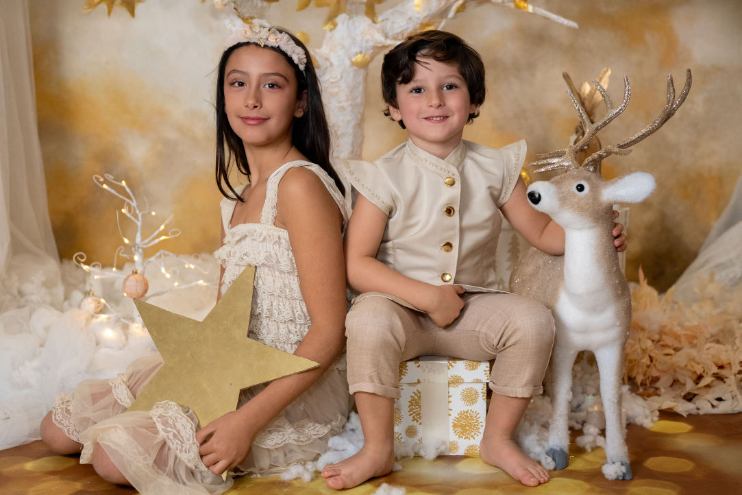 sesion de fotos de navidad en familia en dos hermanas